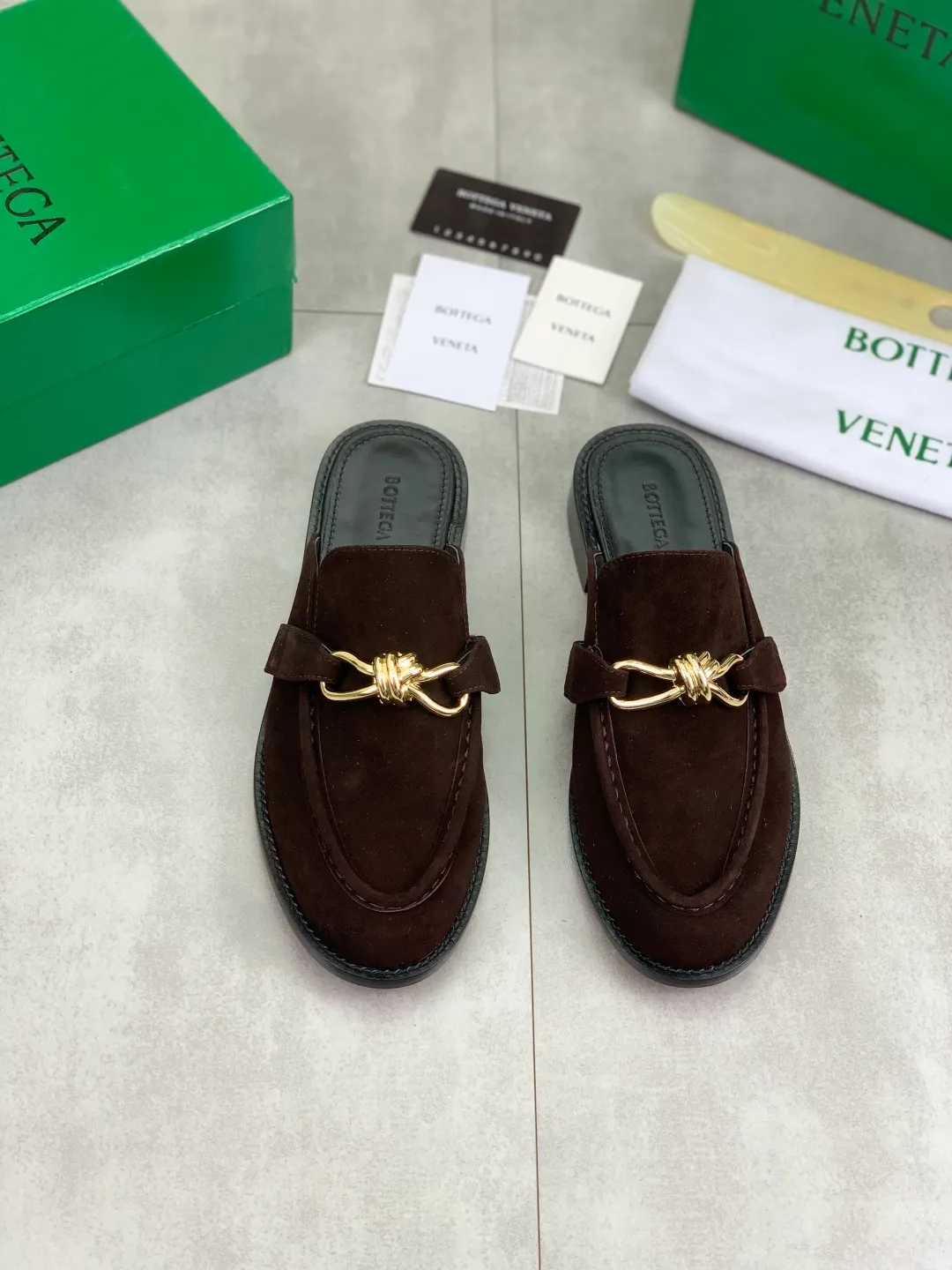 Men's shoes 💰P800 [New model] (genuine leather outsole) water-dyed cow lining 💰High-quality business couple half-slip leather shoes 💎💎💎 BOTTEGA VENETA official website synchronizes the latest top version of BV in the market, accepts material comparison, shoe type comparison, process comparison, practical and textured, versatile and suitable for any occasion, the more you look at it, the more flavorful it becomes. Purely hand-knitted craftsmanship - Upper material, calfskin imported from Italy 🇮🇹 - High-quality water-dyed cowhide lining - Original private model customized leather outsole -Size: Female 35-39 (40 ordered) Male 39-44 (38 45 can be customized) Color: Multiple colors available